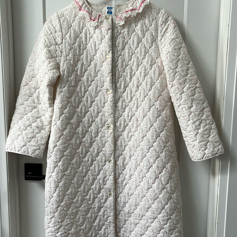 BHS quilted robe adorned with lace at the neckline. NWT